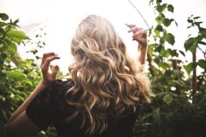Cosa può costare l'ispessimento dei capelli